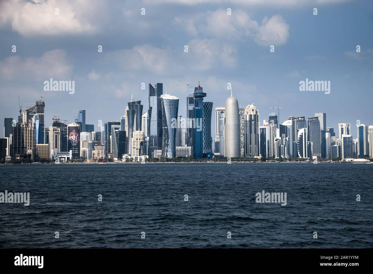 Doha, Katar - Nov 21. 2019. Blick auf die Wolkenkratzer von West Bay Doha vom Persischen Golf Stockfoto