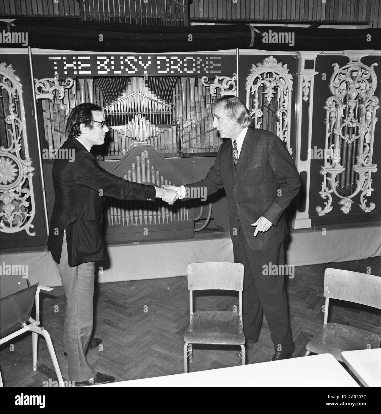Orgel Die Geschäftige Drone im Stedelijk Museum überführte die Gemeinde Amsterdam, Alderman Lammers (links) und der Verleger G. Lubberhuizen zum Datum der Orgel: 18. Juni 1973 Standort: Amsterdam, Noord- Holland Schlüsselwörter: Gemeinden, Museen, Organe, Transfers, Verlage Personenname: Lammers, Han, Lubberhuizen, Geert Stockfoto