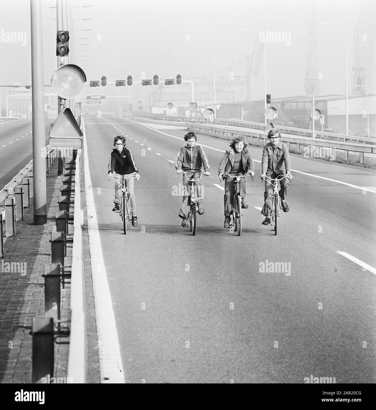 Carless Sunday im Zusammenhang mit dem Ölboykott Radfahrer auf der Autobahn Datum: 4. November 1973 Schlüsselwörter: Autobahnen, autofreie Sonntage, Radfahrer, Ölboykott, Ölkrise Stockfoto