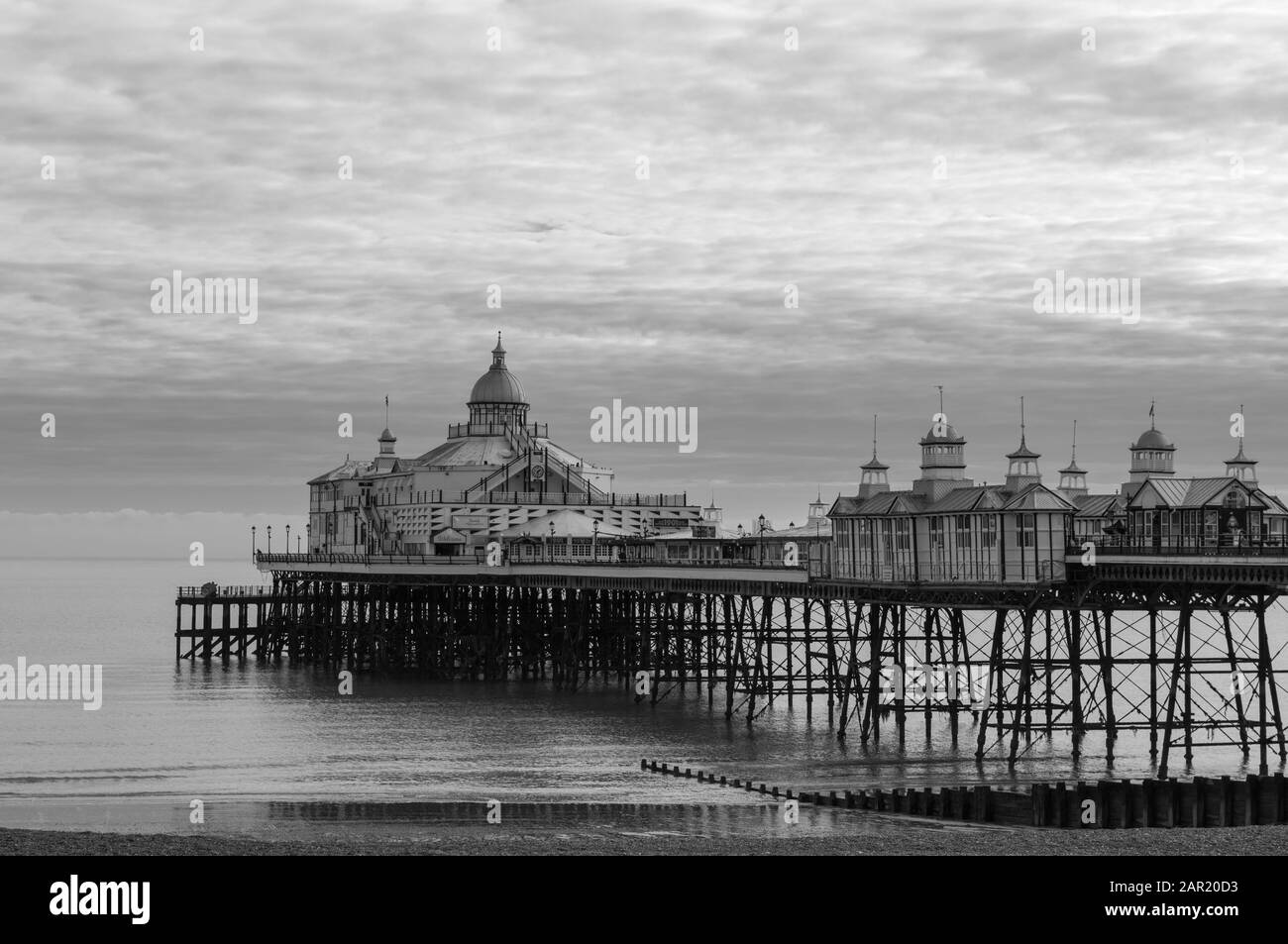 Wolken und Eastbourne Pier im Winter Stockfoto