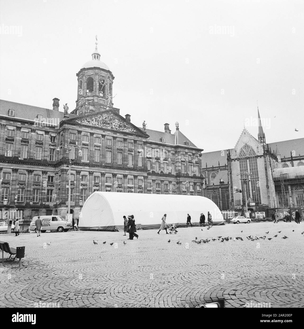 Straßenbauer bei der Arbeit am Dam in der Nähe eines großen Zeltes am Damplatz, Palast am Dam im Hintergrund Datum: 17. Januar 1974 Standort: Amsterdam, Noord-Holland Schlüsselwörter: Paläste, Straßenbauer, Zelte Stockfoto