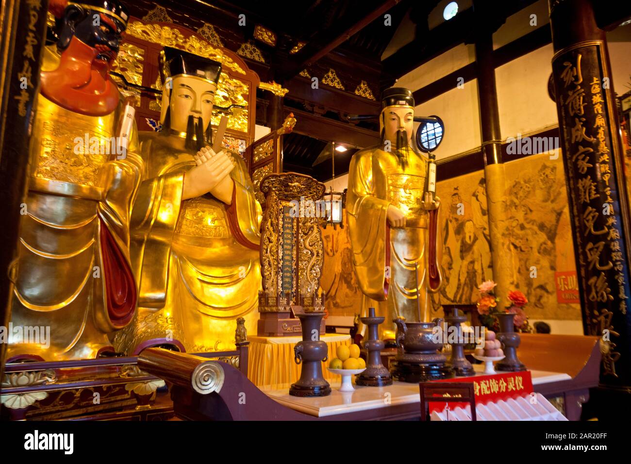 Zentralaltar des Shanghaier Stadtgotttempels mit Statuen von Qin Yubo und Richtern an seinen Seiten (China) Stockfoto