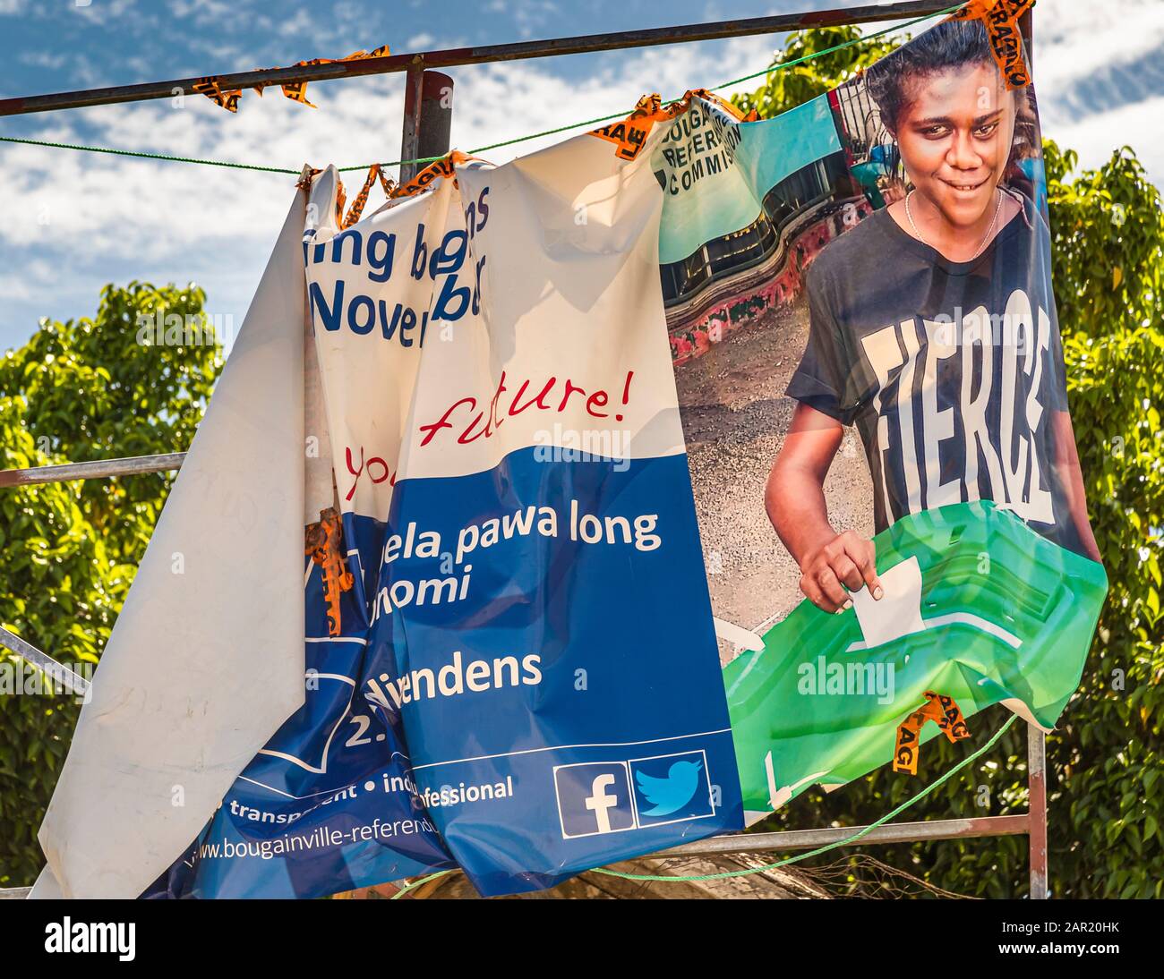 Plakatwand über das Unabhängigkeitsreferendum in Bougainville, Papua-Neuguinea. Ende 2019, eine Woche nach dem Unabhängigkeitsreferendum, sehen Sie nur noch die Überreste der Plakate, auf denen eine Teilnahme angekündigt wurde Stockfoto