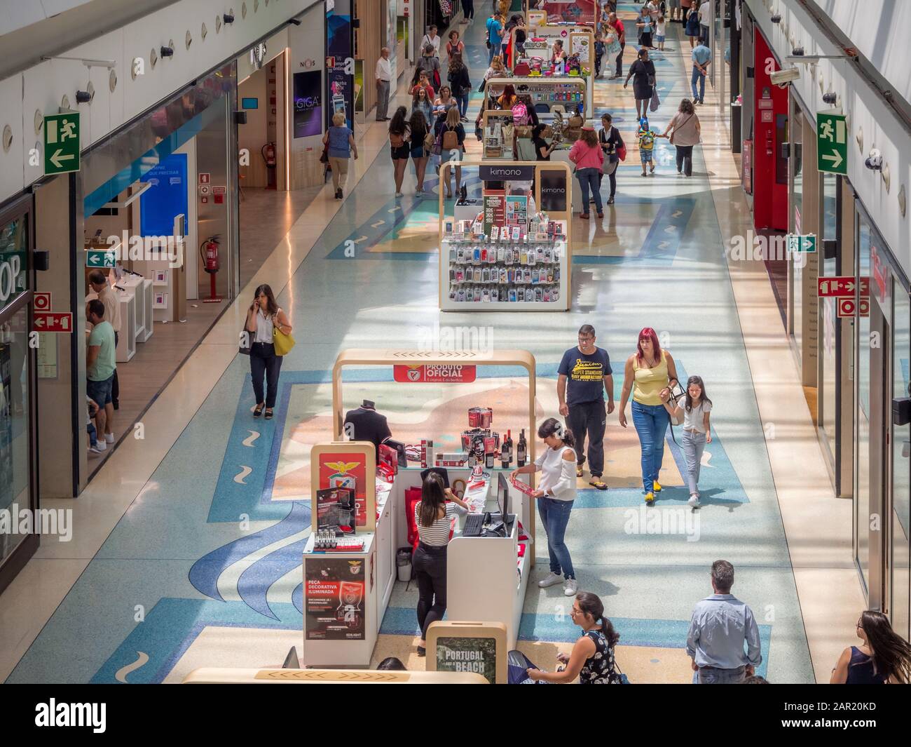 Lissabon, PORTUGAL - 15. Juli 2018: Lissabon, PORTUGAL - 15. JULI 2018: Menschenmenge Auf Der Suche Nach Sommerverkäufen In der Vasco da Gama Einkaufszentrum Mall. Stockfoto