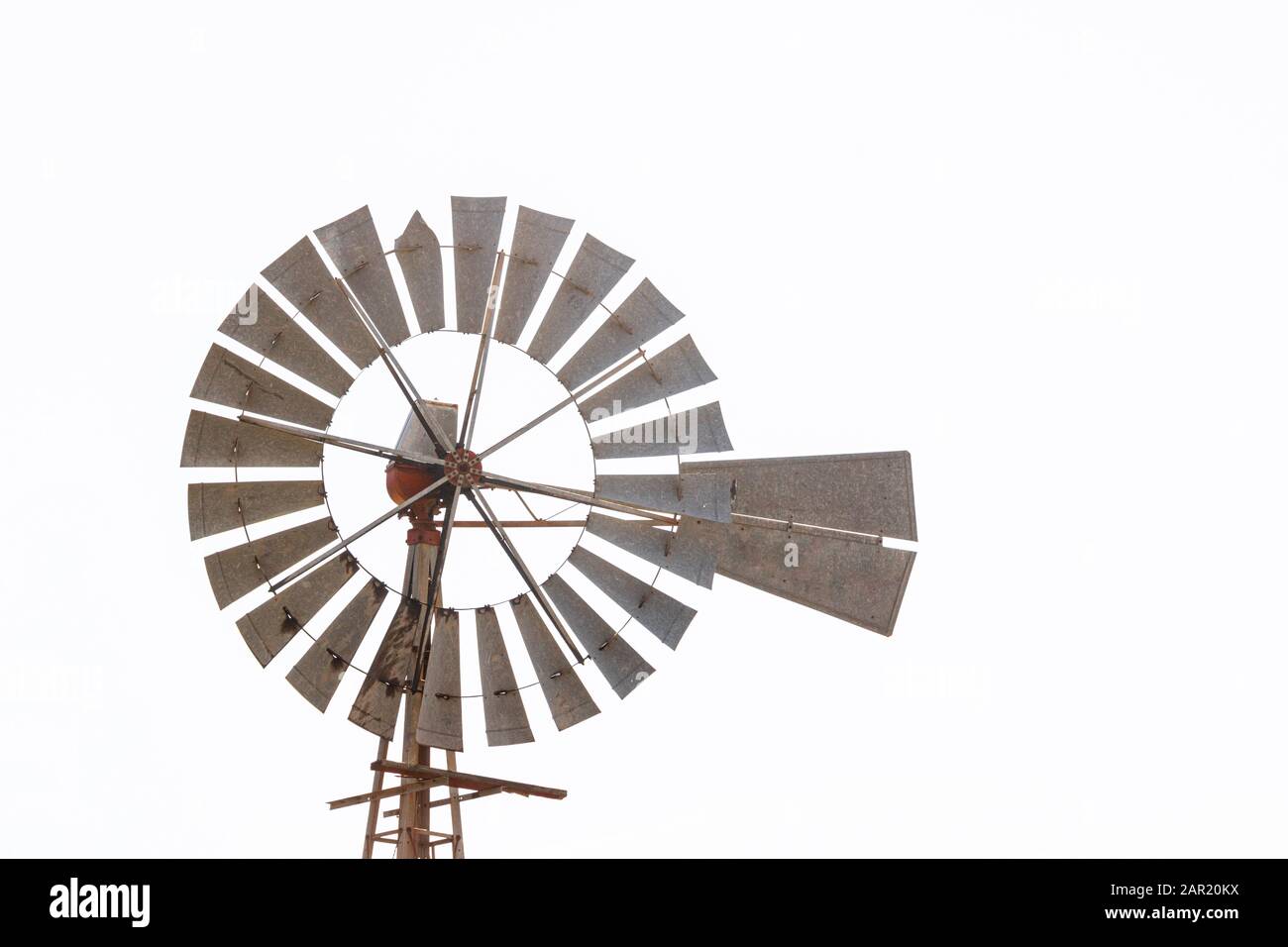 Nahaufnahme der Windmühlenturbinen-Oldtimer-Technologie trägt die energiegraue Propellerwindturbine Stockfoto