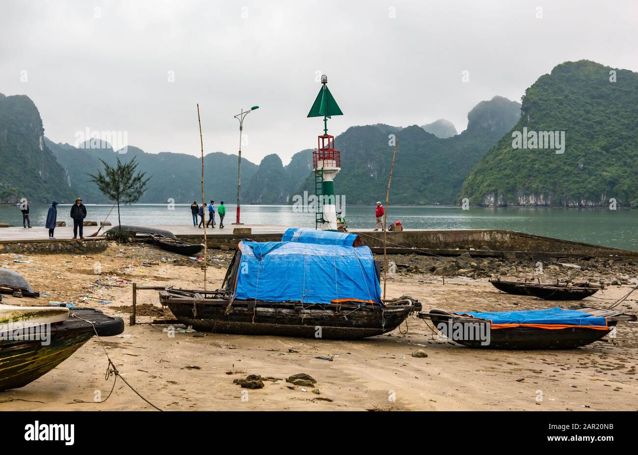 Coracles am Strand am Terminal Jetty, Cat Ba Island, Halong Bay, Vietnam, Asien Stockfoto