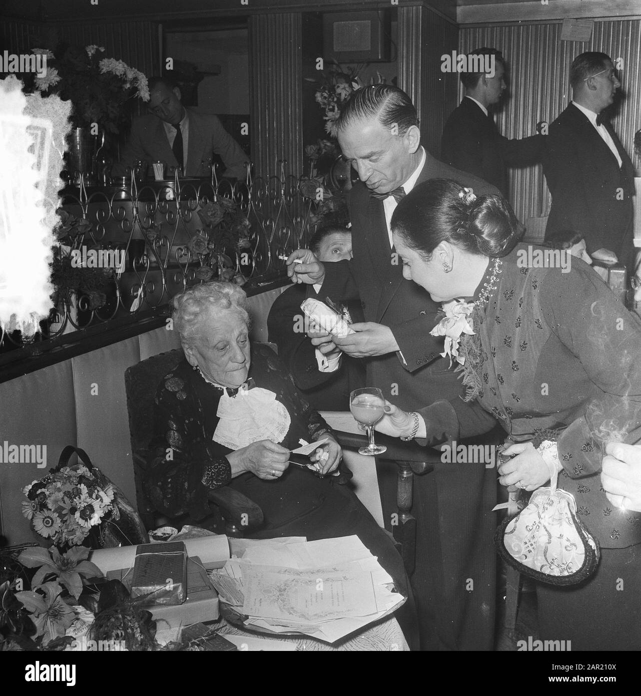 Frau Hamel - Der Hund 90 Jahre. Alter Dramatiker Datum: 30. August 1952 Stichwörter: Geburtstage Stockfoto