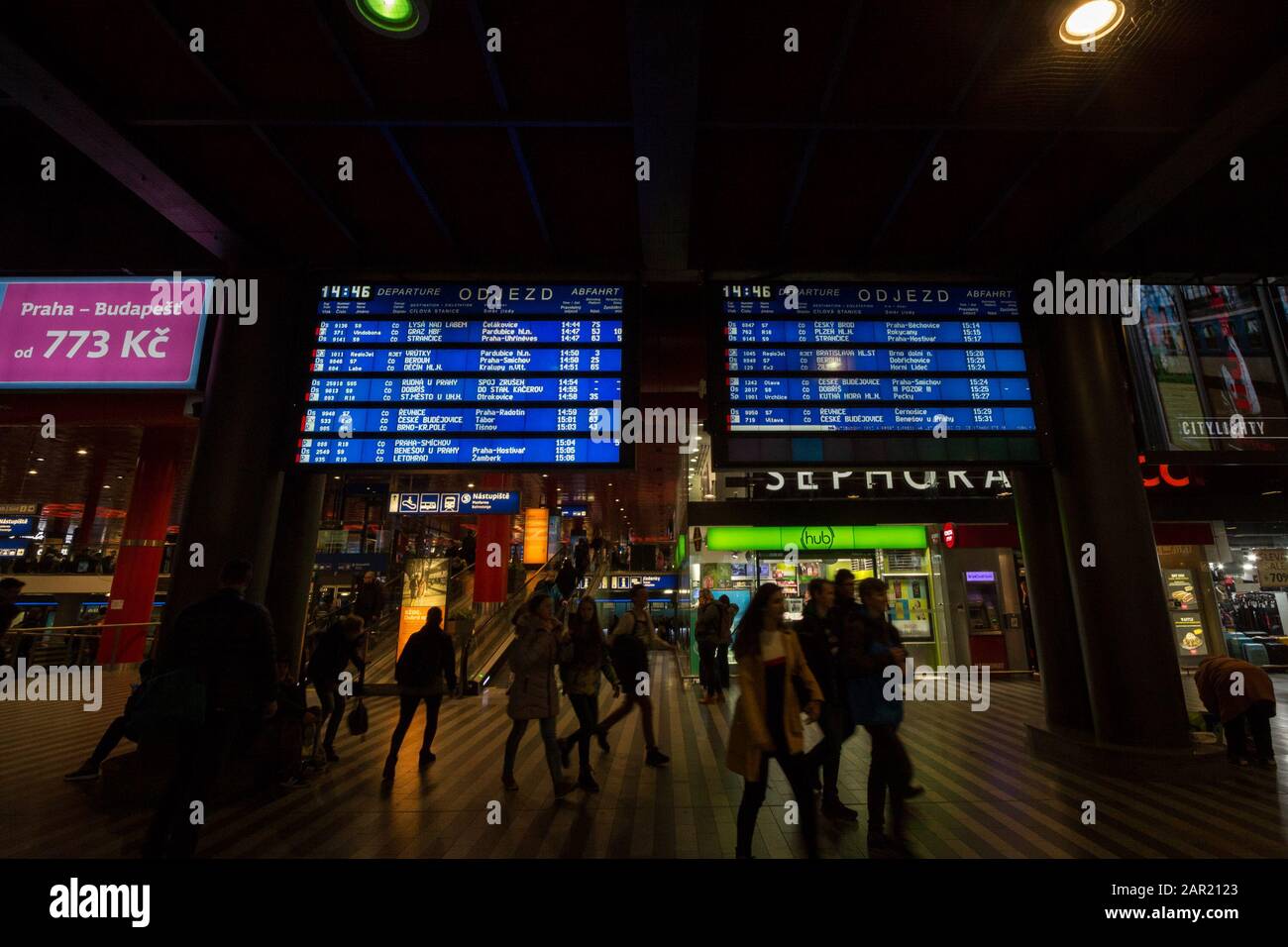Prag, TSCHECHIEN - 31. OKTOBER 2019: Abfahrt von Ceske Drahy, der tschechischen Eisenbahn, im Bahnhof Praha Hlavni Nadrazi mit Passagieren pas Stockfoto
