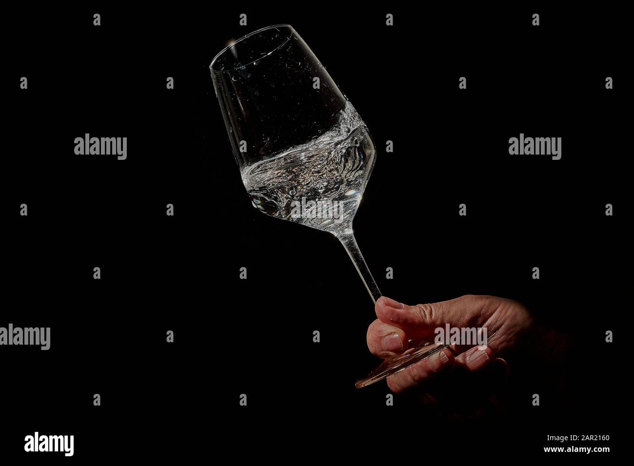 Mit Wasser gefülltes Weinglas Stockfoto
