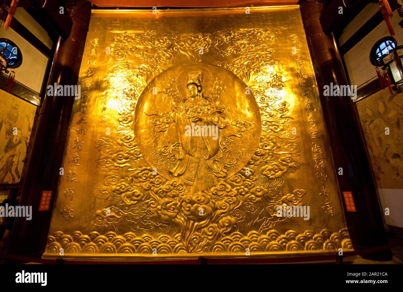Goldplatte im Zentralaltar des Stadtgotttempels von Shanghai (China) Stockfoto