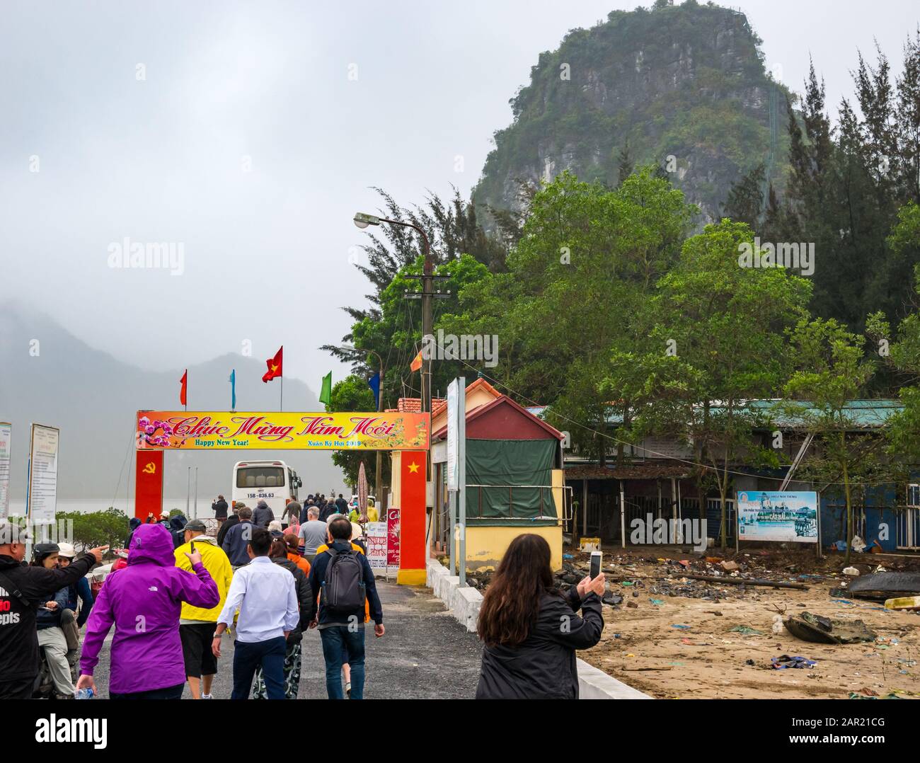 Touristen, die am Terminal Jetty, Cat Ba Island, Halong Bay, Vietnam, Asien ankommen Stockfoto