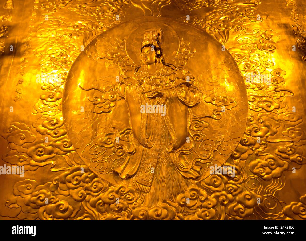 Goldplatte im Zentralaltar des Stadtgotttempels von Shanghai (China) Stockfoto