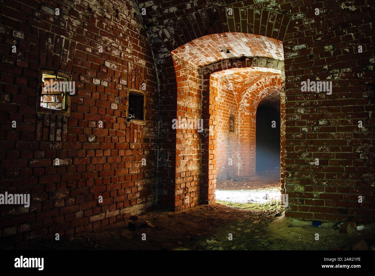 Licht am Ende des Tunnels. Durchfahrt in aufgelassener deutscher Befestigung Stockfoto