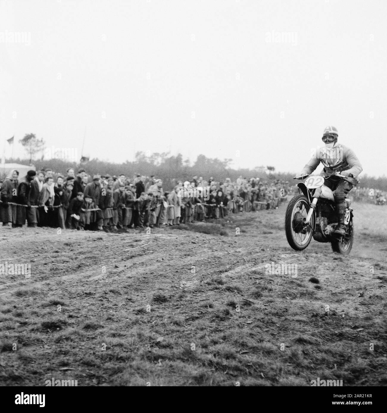 Internationale Motorrad- und Geländewettbewerbe in Boekel. Second S. Lundin (Schweden) am BSA-Datum: 2. April 1956 Ort: Booklet Keywords: Motorräder, Geländewettbewerbe Personenname: Lundin, S. Stockfoto