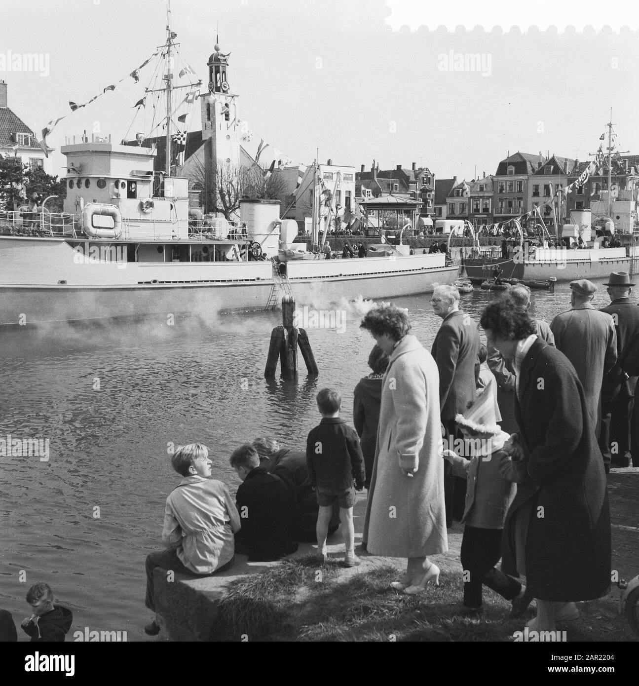 Königin Juliana und Ihre Königliche Hoheit Prinzessin Beatrix nehmen an der Premiere des Films Anne Franks Tagebuch Datum: 16. April 1959 Schlüsselwörter: Filme, Königinnen, Premieren persönlicher Name: Juliana (Königin Niederlande) Stockfoto