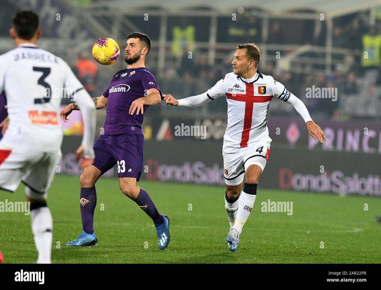 Firenze, Italien. Januar 2020. Der Spieler von acf Fiorentina patrick Cutrone im Gegensatz zu dem Spieler von genua cfc domenico criscito während Fiorentina gegen Genua, italienische Fußball-Serie-A-Männermeisterschaft in Firenze, Italien, 25. Januar 2020 Kredit: Unabhängige Fotoagentur/Alamy Live News Stockfoto