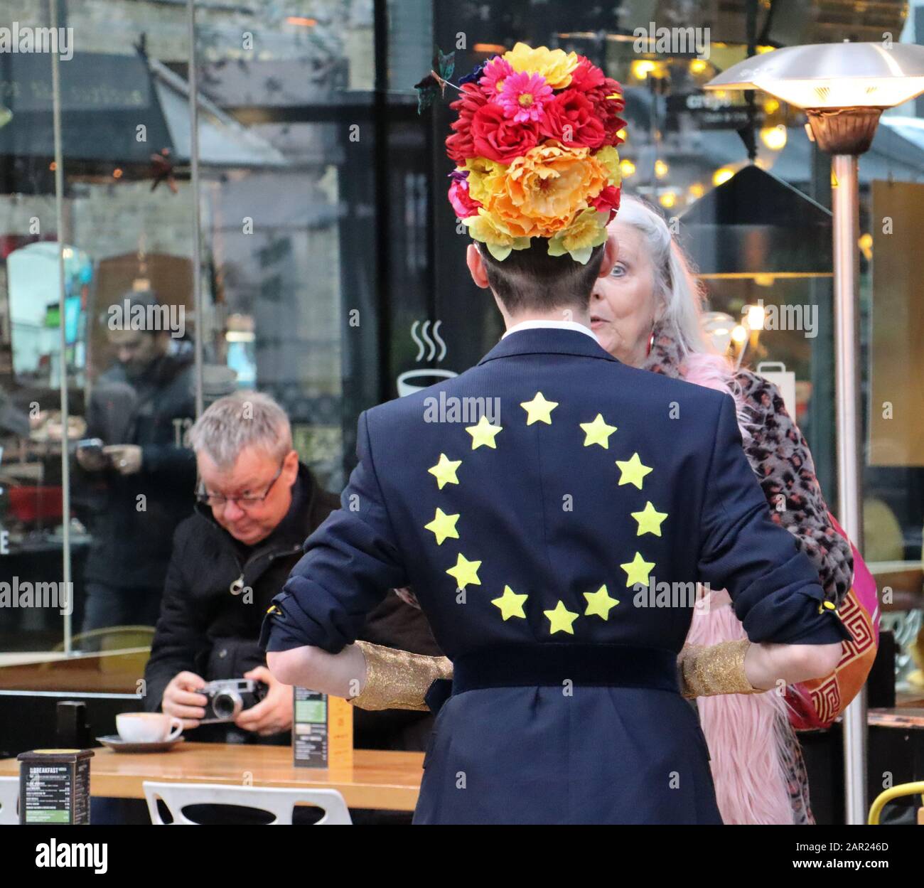 Cross Dressed man in farbenfrohem Outfit und European Flag Logo London Colorwalk Stockfoto