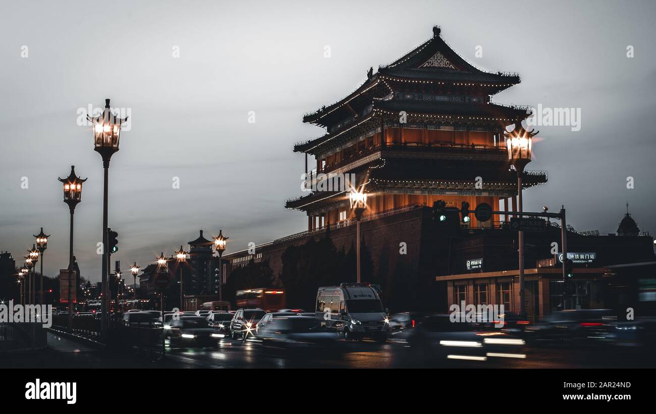 Peking, China - 29. Dezember 2018: Peking-Zhengyang-Tor bei einem Nachtblick. Lange Belichtung einer Verkehrsstraße, die Ampelwege für Autos schafft. Stockfoto