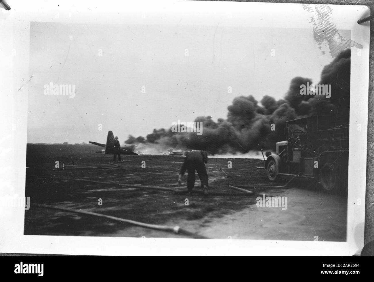 [Ein deutscher Henschel-Airport-Feuerwehrwagen kommt nach einem Flugzeugabsturz in Aktion. Mutmaßlicher Flughafen Valkenburg] Anmerkung: [Repronegativ 28-1-1946] Datum: Undatierter Standort: Valkenburg, Süd-Holland, Süd-Holland Stichwörter: Feuer, Feuerwehr, Flugplätze Personenname: Henschel Stockfoto