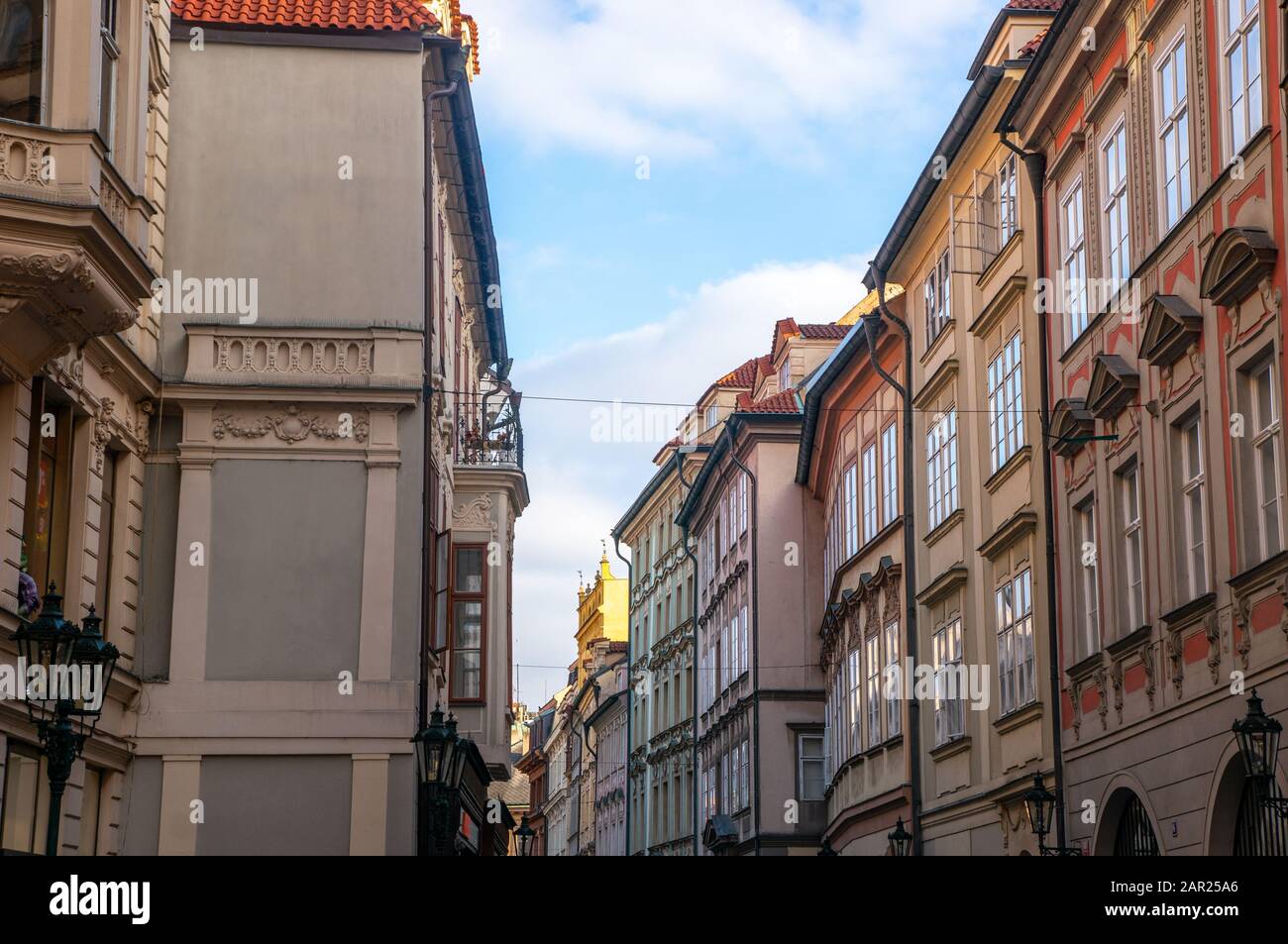 Gasse neben dem Prager Altstadtplatz. Historische Gebäudefassaden in schönen Farben und blauem Himmel. Stockfoto