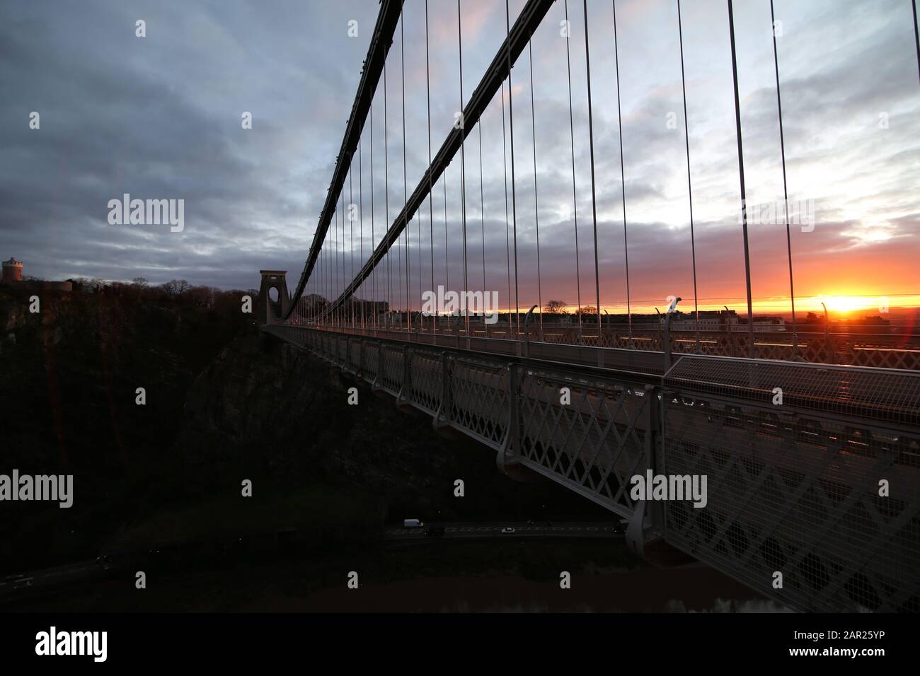 Wunderschöne Aufnahme der Clifton Suspension Bridge bei Sonnenuntergang in Bristol, Großbritannien Stockfoto