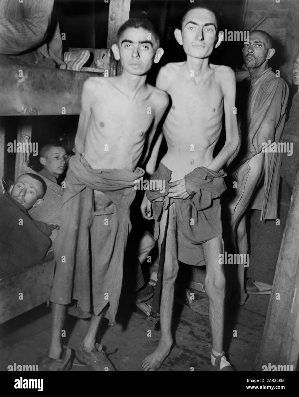 Männer, Die Unter Hunger leiden, die von Bunks im NS-Konzentrationslager stehen, das kürzlich Von Truppen der U.S. Third Army, Ampfing, Deutschland, befreit wurde, Foto des US Army Signal Corps, 4. Mai 1945 Stockfoto