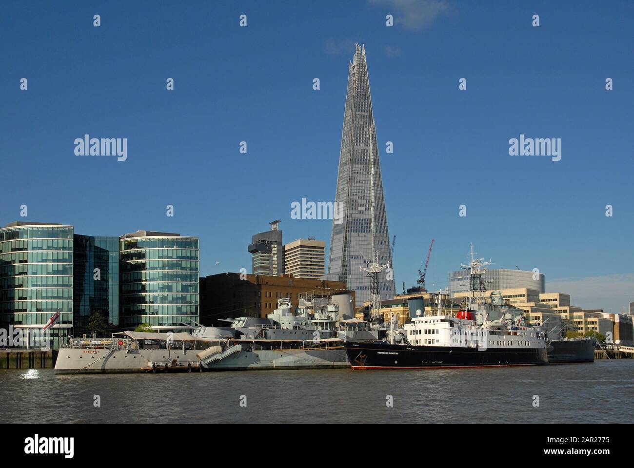 HEBRIDEAN PRINCESS neben der "HMS BELFAST" und vor dem Hintergrund des höchsten Gebäudes Londons, dem SHARD, im OBEREN POOL, der Themse, LONDON Stockfoto
