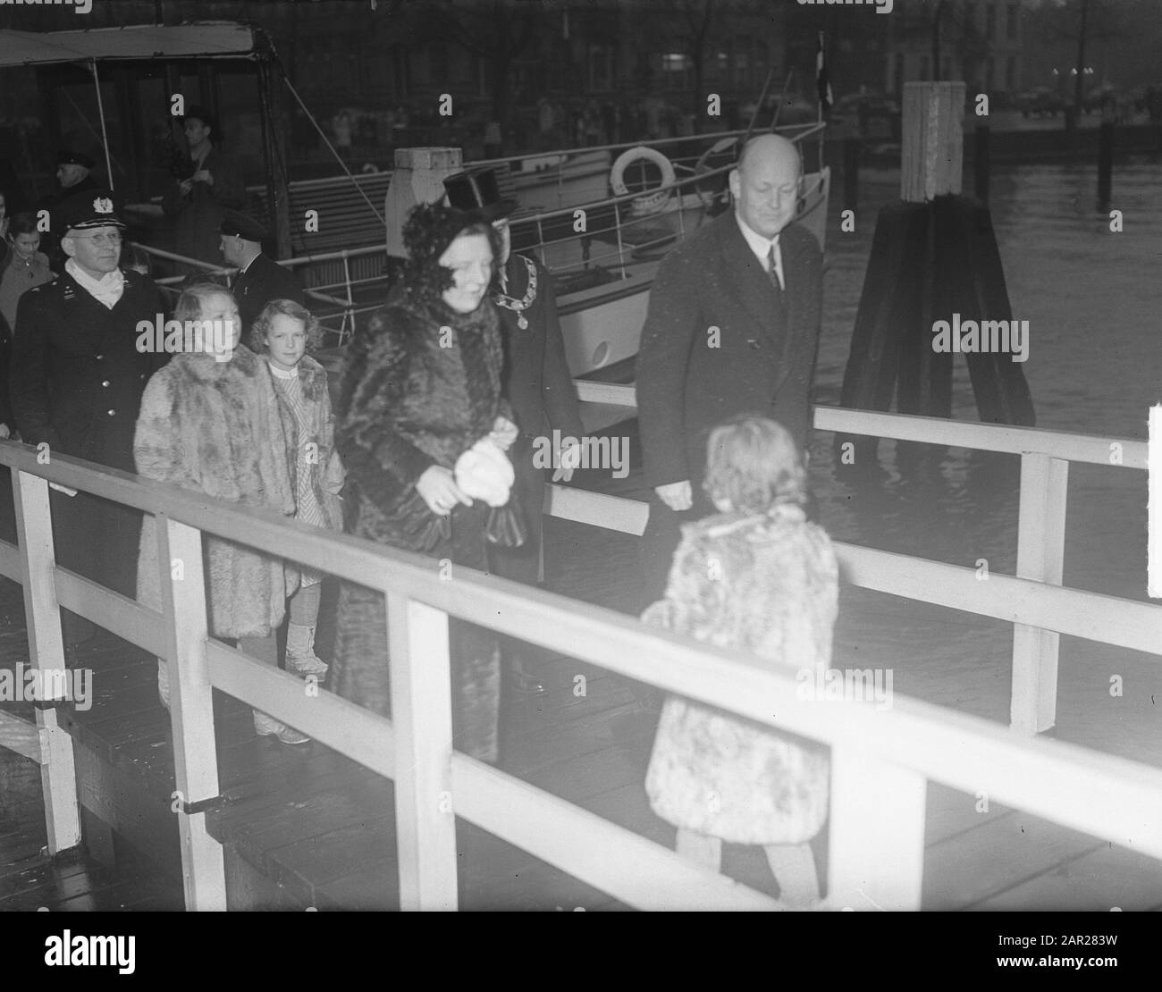 Abfahrt Prinz Bernhard mit der Karlsruhe-Türsteherin Königin Juliana und den Prinzessinnen Beatrix, Irene und Margriet verlassen die Stadt Rotterdam Datum: 2. Januar 1950 Ort: Rotterdam-Schlüsselwörter: Bürgermeister, Queens, Prinzessinnen, Schiffe persönlicher Name: Beatrix (Prinzessin Niederlande), Irene (Prinzessin Niederlande), Juliana (Königin Niederlande), Margriet (Prinzessin Niederlande) Stockfoto