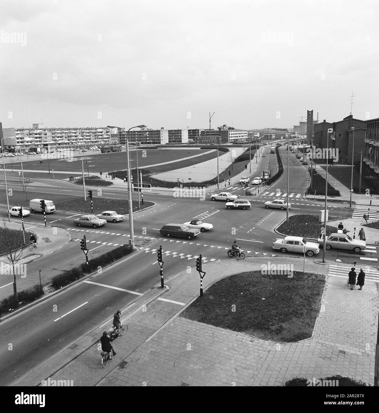 Crossroads Laan van Presikhaaf - IJsselaan (von oben gesehen) mit links im Hintergrund Einkaufszentrum Presikhaaf Datum: 1972 Standort: Arnhem Schlüsselwörter: Crossings, lanen persönlicher Name: Ijssellaan, laan van presikhaaf Stockfoto