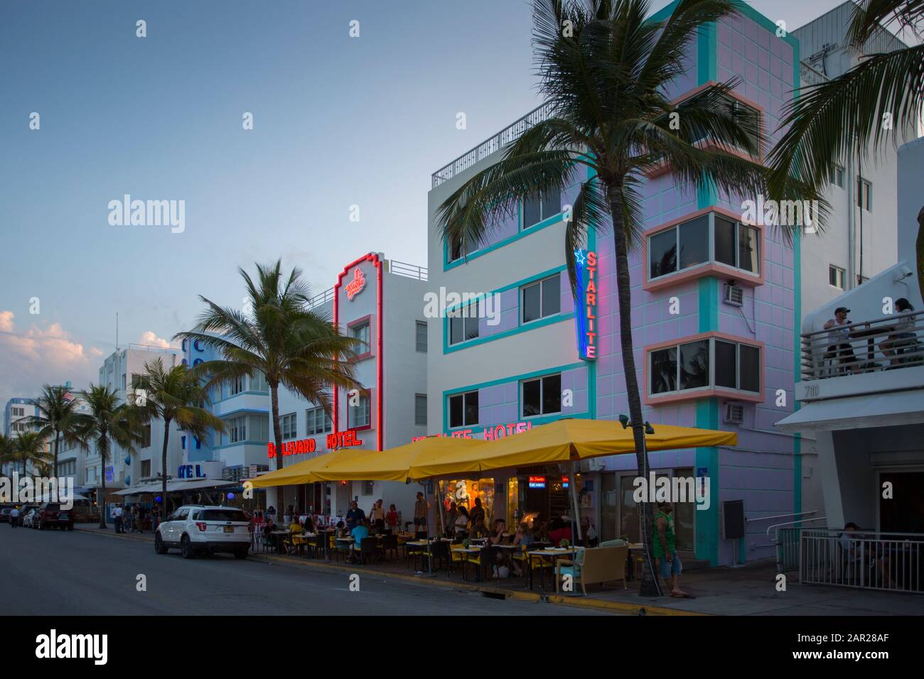 Ocean Drive Restaurants und Art déco-Architektur in der Dämmerung, South Beach, Miami Beach, Miami, Florida, Vereinigte Staaten von Amerika, Nordamerika Stockfoto