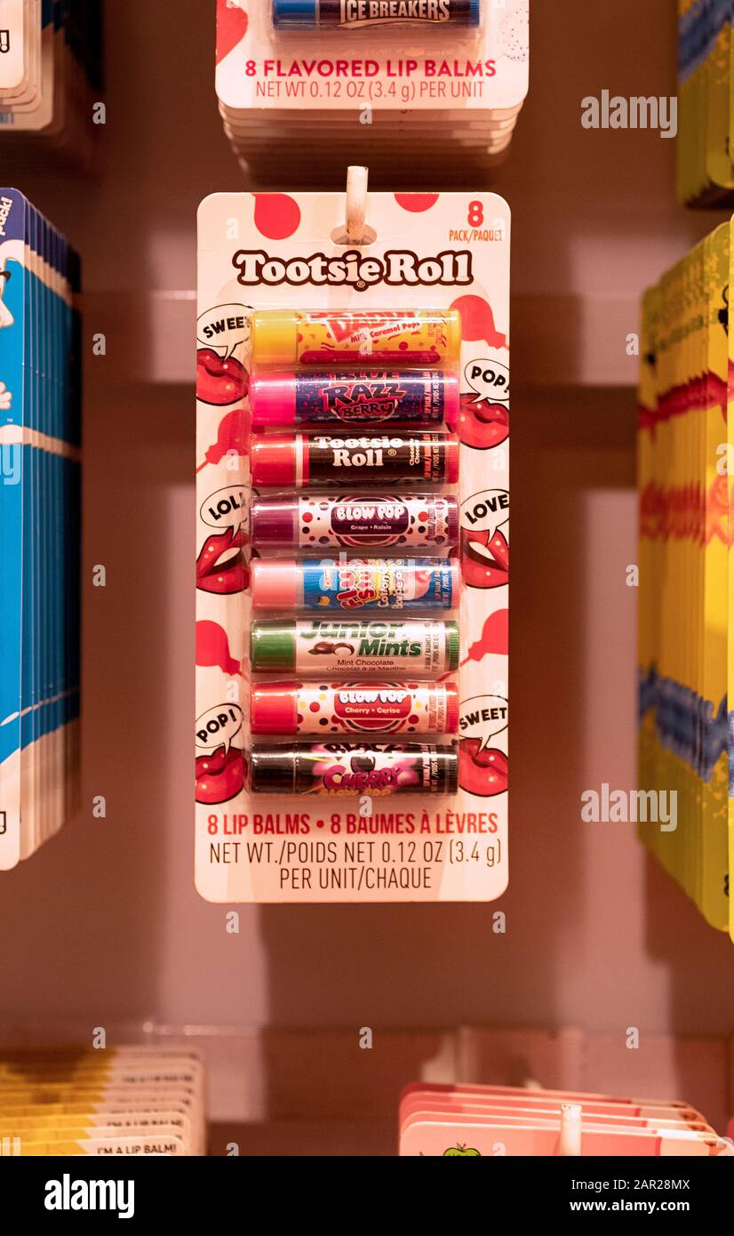 Eine Packung Tootsie Roll mit einem LIP-Balsam, die im IT'sugar zu verkaufen ist, eine Süßigkeit des Pfund & Tchotchke-Shops in Greenwich Village, Manhattan, New York City Stockfoto