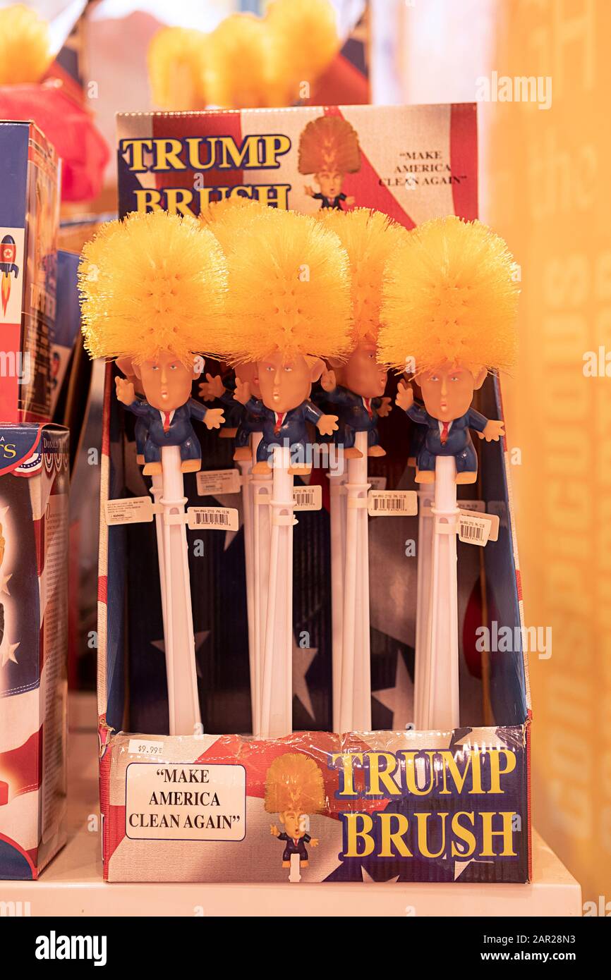 Trump schrubbt Pinsel zum Verkauf an It's Sugar, eine Süßigkeit des Pfund-Ladens am Broadway in Greenwich Village, New York City Stockfoto
