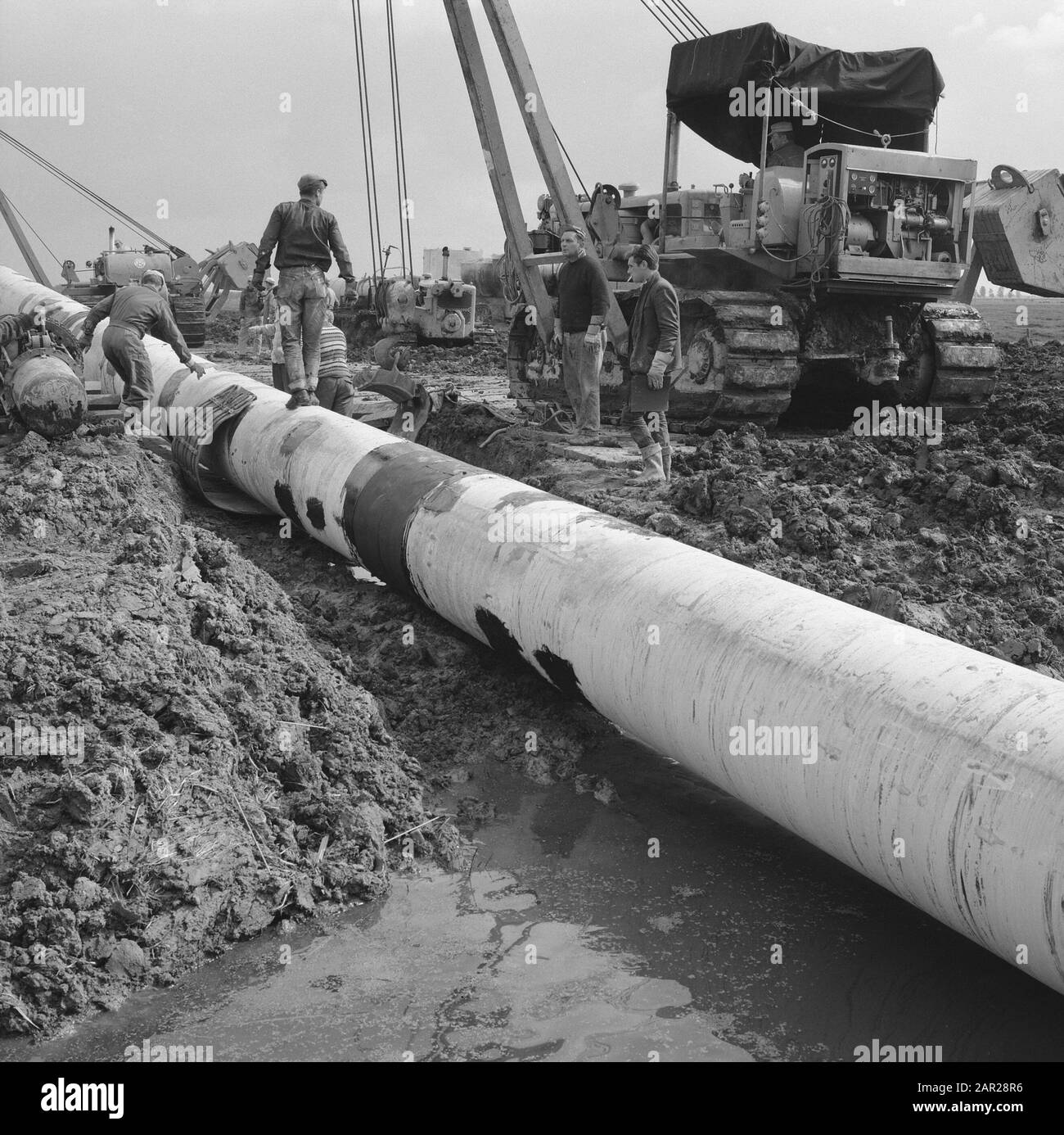 NPC, Pipelines, Heben und Vorbereiten von Rohren, Maschinen, Arbeiter
