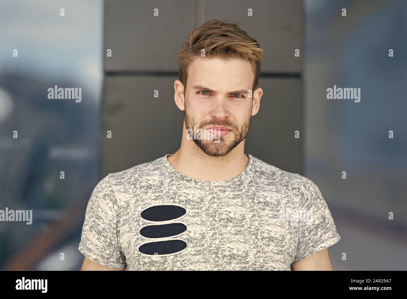 Freuen uns nur. Macho Glas Gebäude Hintergrund. männliche Mode Sommer Trend. Willensstark männlich. unrasierten Mann Pflege seiner Haut und Bart. barbershop Konzept. muskulöse Kerl urbanen Stil. Das moderne Leben. Stockfoto