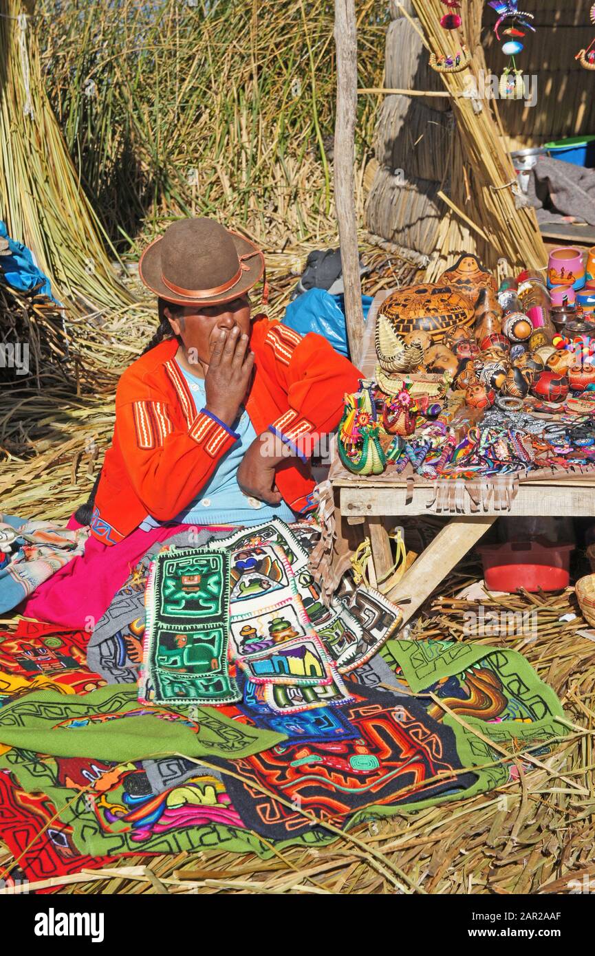 Uros INSELN, PERU - 25. Juni 2019 - Uros Frauen auf einer der Uros Inseln in der Nähe von Puno, Peru. Die Inseln bestehen aus Ton und Totoro Schilf und Floa Stockfoto