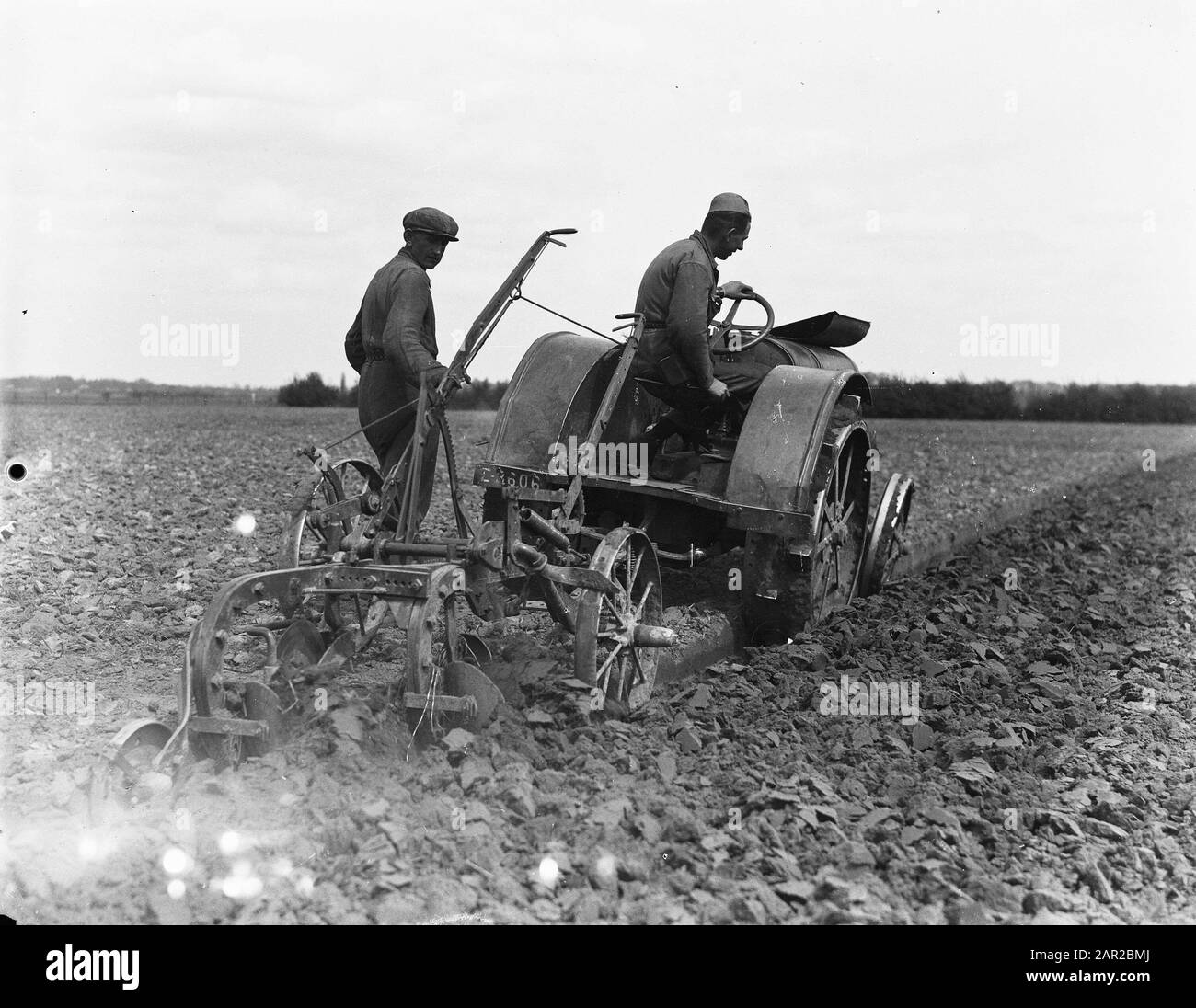 Pflüge mit Tracker-Datum: 27. April 1946 Schlüsselwörter: PLOEGES Stockfoto