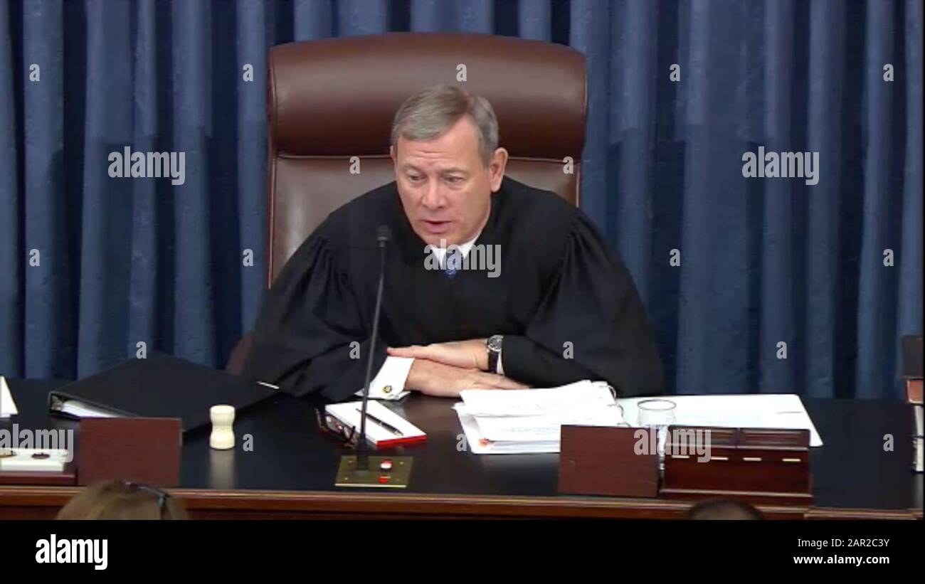 Washington DC, USA. Januar 2020. In diesem Bild vom Fernsehen des US-Senats gewährt Chief Justice of the US John G. Roberts, Jr. den Antrag auf Vertagung während des Amtsenthebungsverlags des Präsidenten gegen US-Präsident Donald J. Trump im US-Senat im US-Kapitol in Washington, DC am Samstag, 25. Januar 2020. Der Senat steht bis Montag, 27. Januar 2020 in Vertagung.Mandatory Credit: US Senatsfernsehen über CNP/MediaPunch Stockfoto