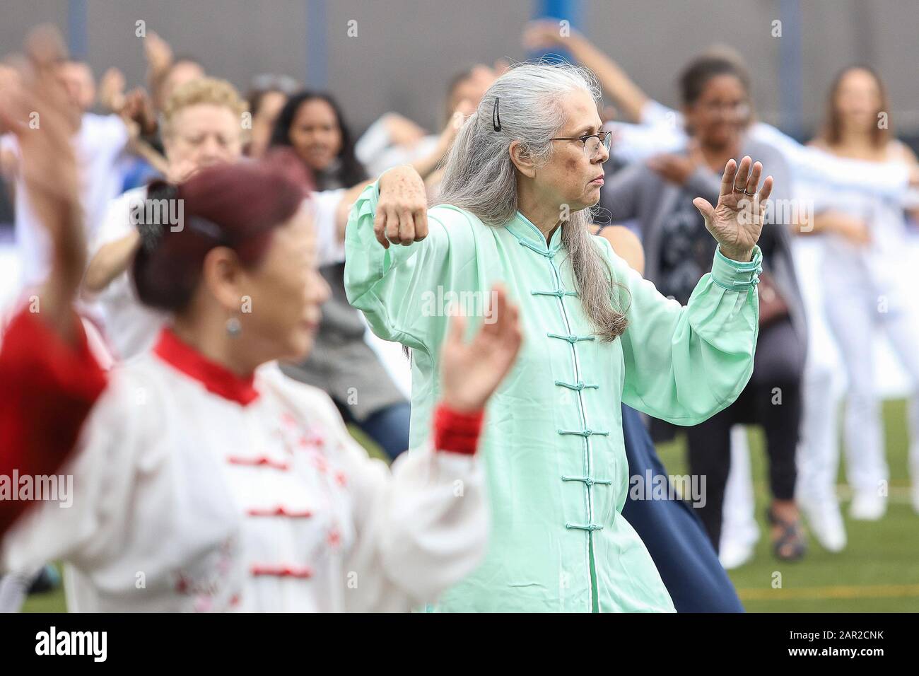 Sao Paulo, Brasilien. Januar 2020. Am 25. Januar 2020 nehmen die Menschen an einer Tai-Chi-Chuan-Praxis während einer chinesischen Lunar-Neujahrsfeier in Sao Paulo, Brasilien, mit. Kredit: Str/Xinhua/Alamy Live News Stockfoto