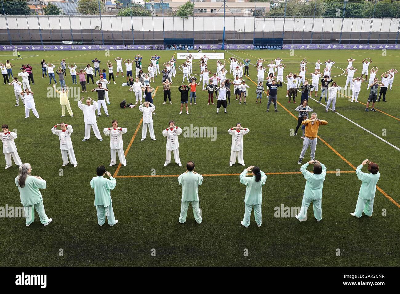 Sao Paulo, Brasilien. Januar 2020. Am 25. Januar 2020 nehmen die Menschen an einer Tai-Chi-Chuan-Praxis während einer chinesischen Lunar-Neujahrsfeier in Sao Paulo, Brasilien, mit. Kredit: Str/Xinhua/Alamy Live News Stockfoto