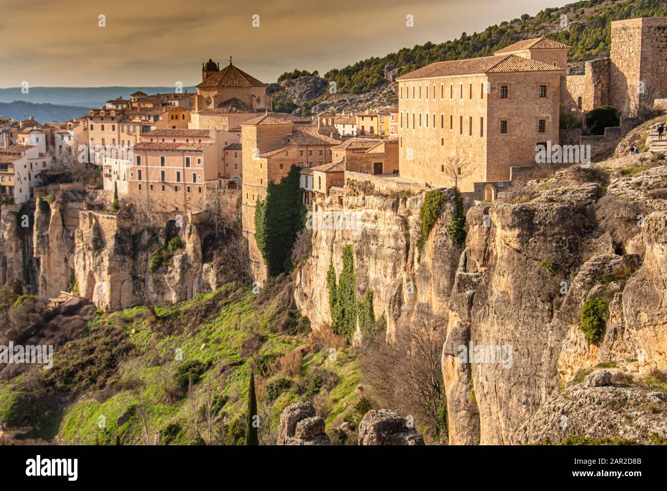 Beherbergt Kirchen und Gebäude der mittelalterlichen Stadt Cuenca, die an den Klippen der Huecar-Flussschlucht errichtet wurden. Spanien Stockfoto