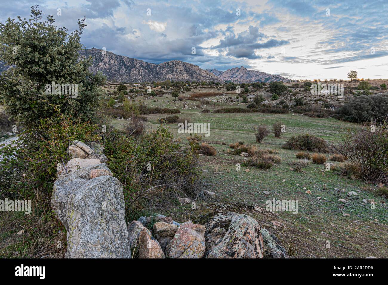Landschaft der Prärien und im Hintergrund die granitischen Massivs ein bewölkter Tag in der Sierra de Guadarrama. Europa Spanien Madrid Community. Stockfoto
