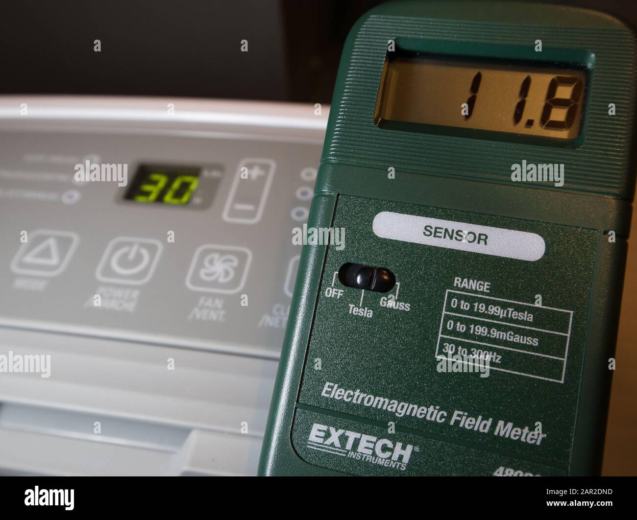 Hohe Gauß-Werte, die in der Nähe einer Entfeuchtereinheit für Privathaushalte gemessen werden. Stockfoto