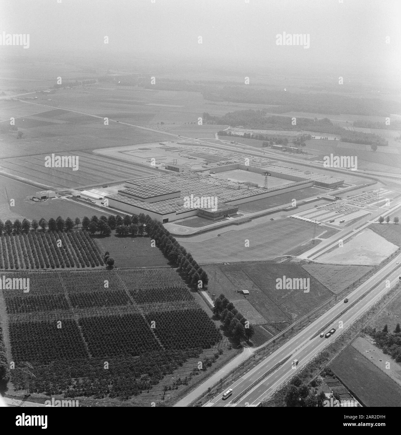 Gebäude, Bäume, Felder Datum: Undatierte Schlüsselwörter: Felder, Bäume, Gebäude Stockfoto