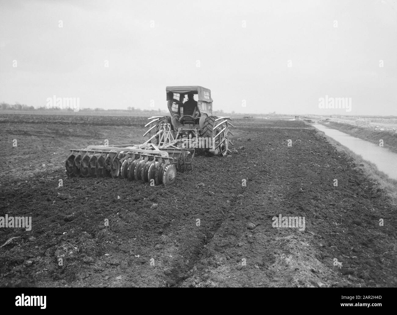 Bergbau, Bodenbearbeitung, Nivellierung, Bandanden, Scheiben, Traktoren Datum: April 1957 Standort: Borger, Drenthe Schlüsselwörter: Bandanden, Nivellierung, Erdarbeiten, Extraktion, Scheiben, Traktoren Stockfoto