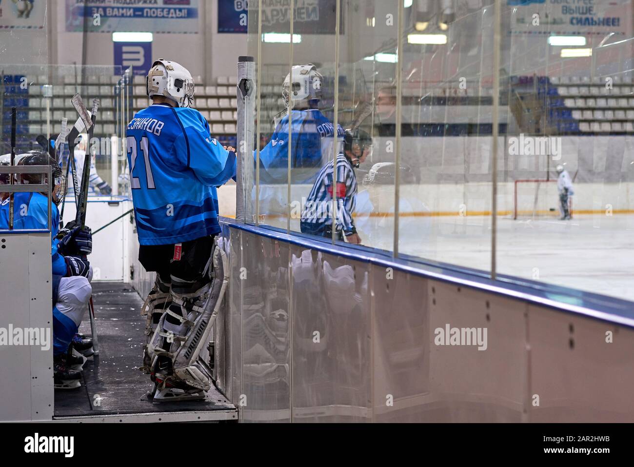 Eishockeyspieler auf der Bank Stockfoto