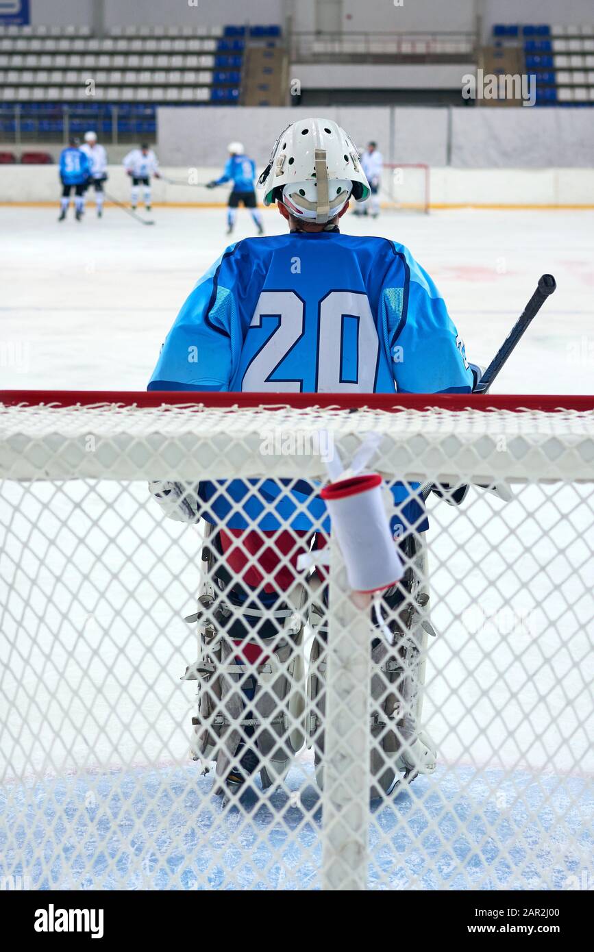 Hockeygoalie in blauer Uniform im Tor Stockfoto