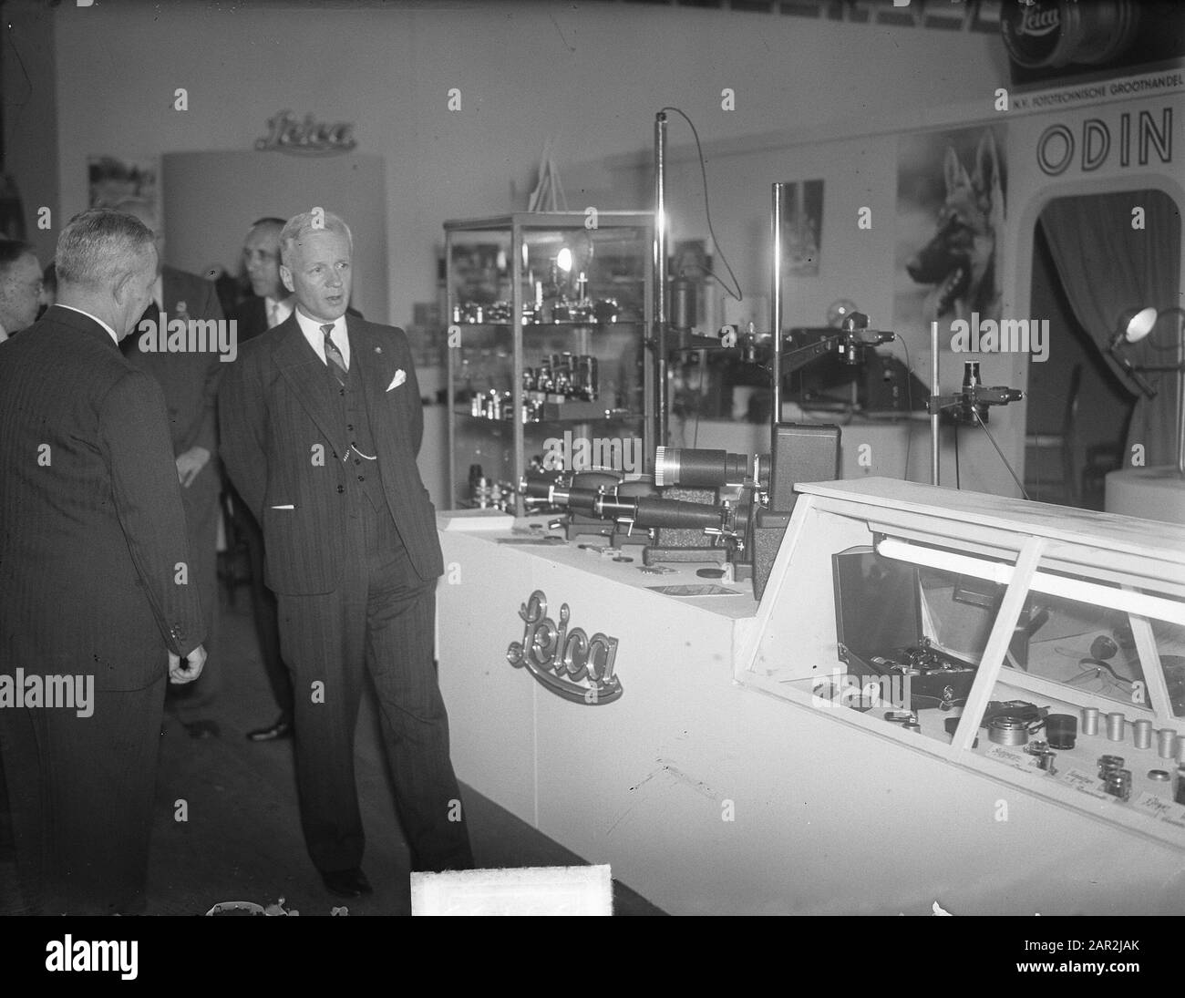 Eröffnung der Foto-Messe in Apollohal, Mayor d'Ailly macht Tour Datum: 22. Mai 1950 Ort: Amsterdam Schlagwörter: Messen, Bürgermeister, Fotografie, Eröffnungen persönlicher Name: Ailly, A.J.d' Institutionenname: Apollohal Stockfoto
