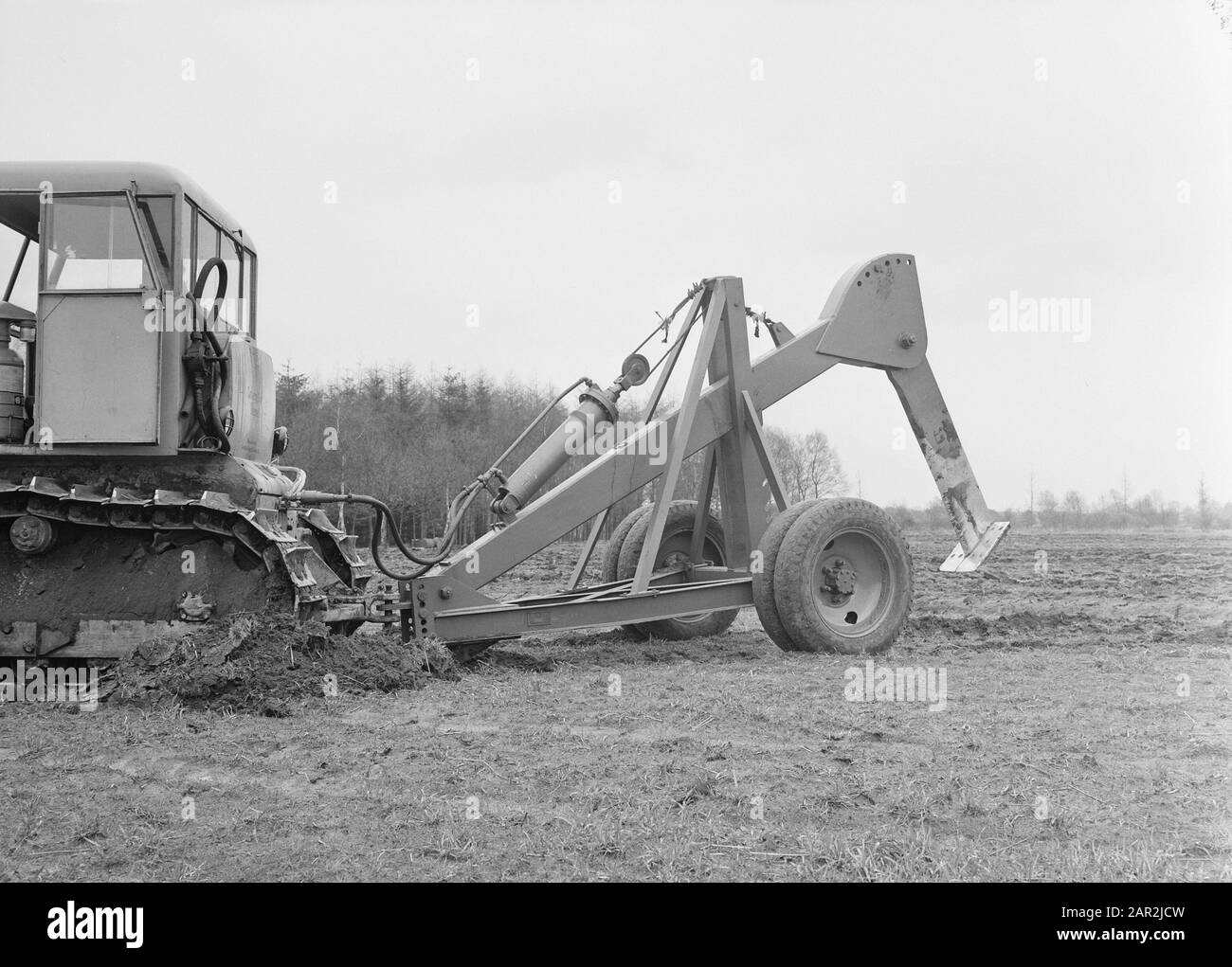 Landmaschinen und Werkzeuge, Arbeiten, Turbover, Raupendatum: April 1955 Standort: Appelscha Schlagwörter: Landmaschinen und Werkzeuge, Arbeit, Voelers Personenname: Caterpillar Stockfoto
