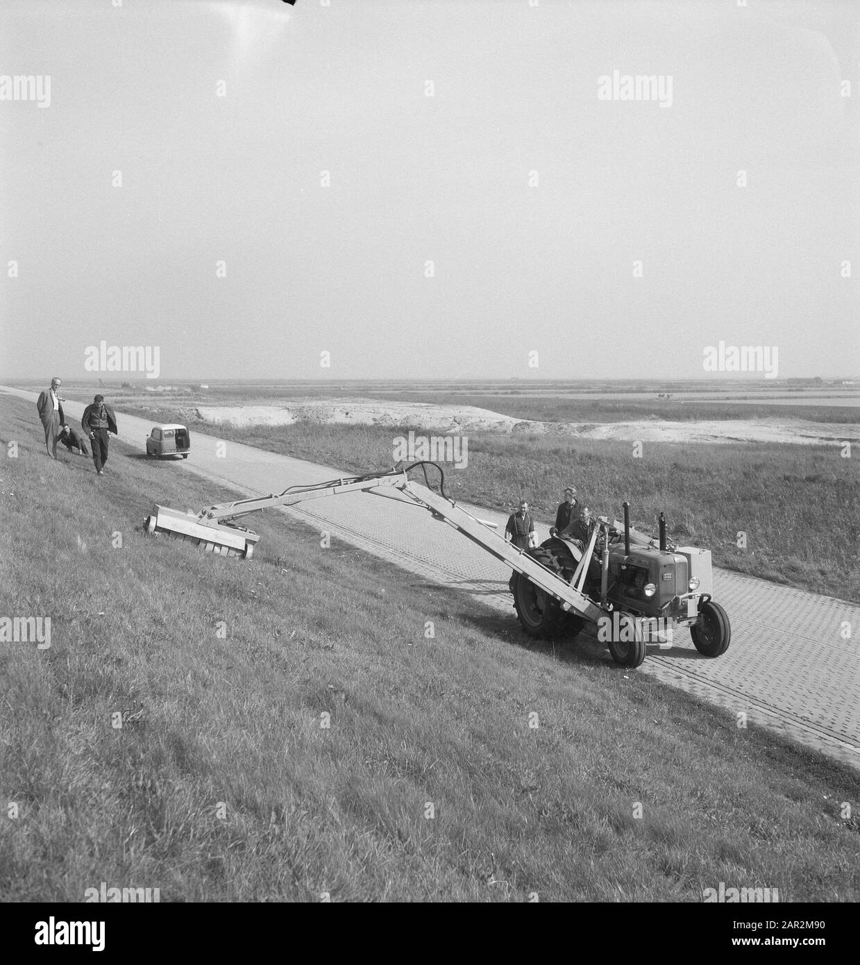 Landmaschinen, Werkzeuge, Rasenmäher, Straßen, Deiche, Arbeiter, Traktoren Datum: Undatierte Schlüsselwörter: Arbeiter, Deiche, Rasenmäher, Landmaschinen, Straßen, Werkzeuge Personenname: Traktoren Stockfoto