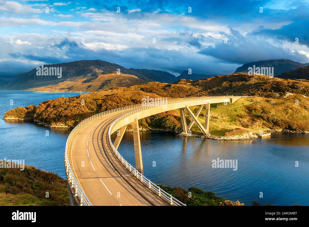 Sonnenlicht, das die Kylesku Bridge in den schottischen Highlands baden kann Stockfoto